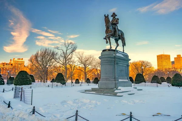 波士顿公共花园冬季的乔治 · 华盛顿雕像 — 图库照片