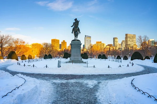George Washington posąg w ogrodzie publicznym w Bostonie zimą — Zdjęcie stockowe