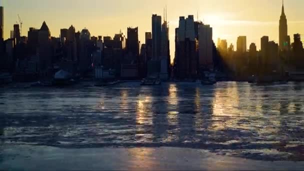 Timelapse av soluppgång över Manhattan skyline — Stockvideo