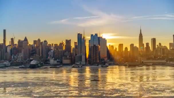 A napfelkelte Manhattan felett az égen — Stock videók