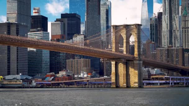 Бруклінський міст і Мангеттен у сонячний день. — стокове відео