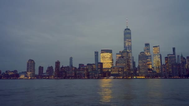 Wieczorem panorama centrum Manhattanu — Wideo stockowe