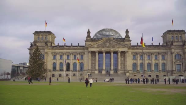 BERLIN - 2015. december 12.: A berlini Reichstag panorámája — Stock videók