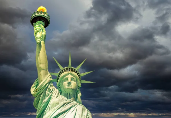 Estatua de la Libertad sobre el cielo tormentoso dramático — Foto de Stock