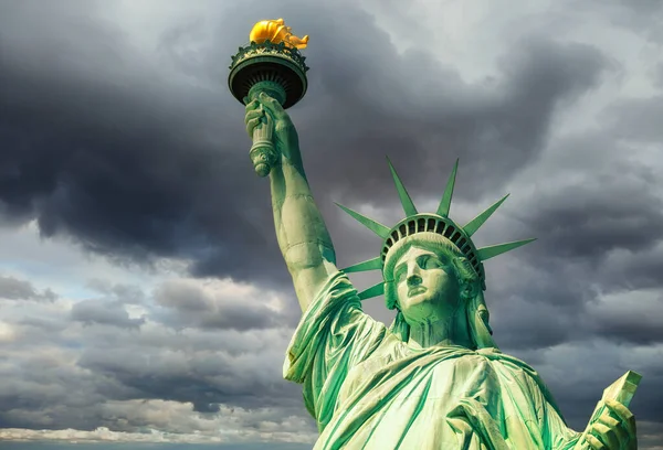 Estátua da Liberdade sobre o céu tempestuoso dramático — Fotografia de Stock