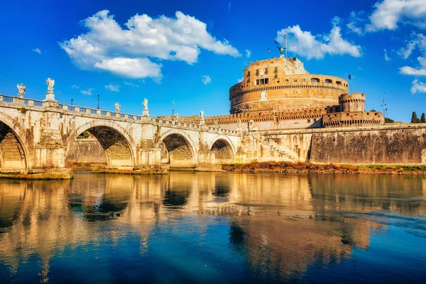 Güneşli günde SantAngelo Kalesi, Roma — Stok fotoğraf