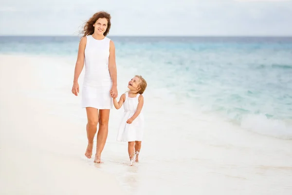 Matka a dcerka kráčející po pláži na Maledivách — Stock fotografie