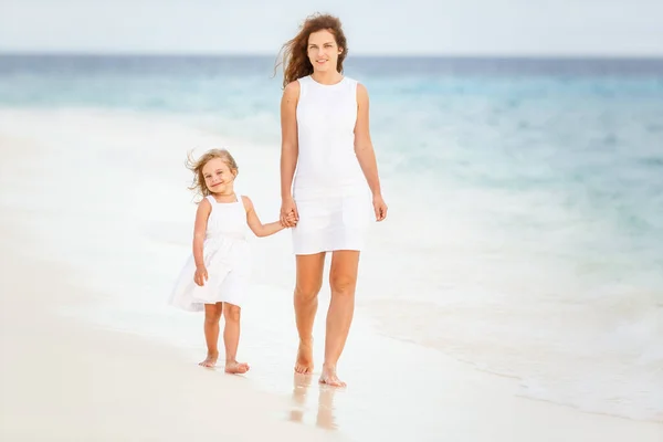 Mutter und kleine Tochter am Strand der Malediven — Stockfoto