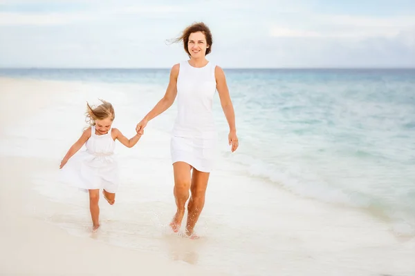 Mother and little daughter walking on the beach on Maldives at summer vacation — Stock Photo, Image