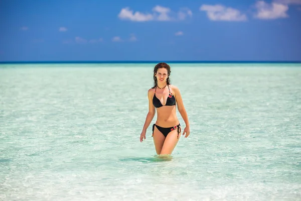 Mladá žena na pláži oceánu — Stock fotografie