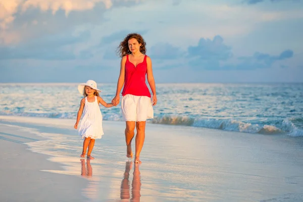 Mutter und kleine Tochter im Sommerurlaub am Strand der Malediven — Stockfoto