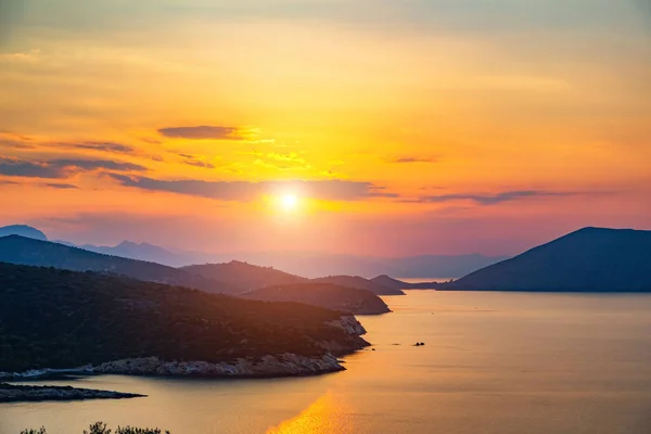 Pôr do sol sobre o mar na Grécia — Fotografia de Stock