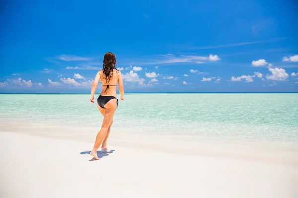 Giovane donna sulla spiaggia dell'oceano — Foto Stock