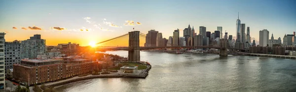 Ponte di Brooklyn e Manhattan al tramonto — Foto Stock