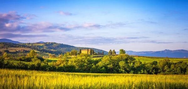 Kleurrijk Toscane landschap bij zonsopgang — Stockfoto