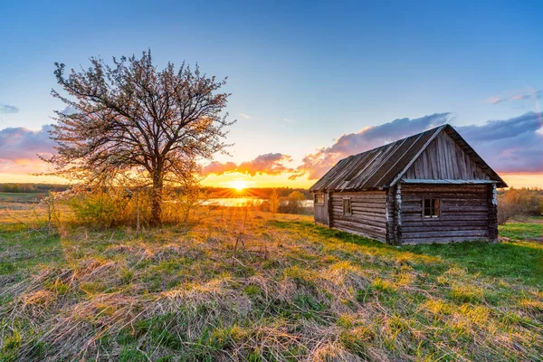 Kırsalda renkli bir gün batımı — Stok fotoğraf