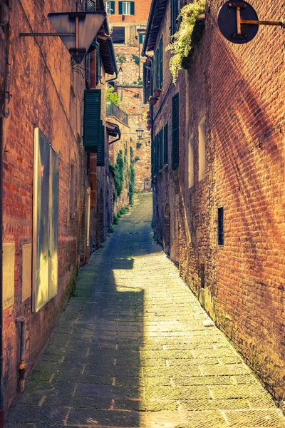 イタリアのモンテプルチャーノ・トスカーナ州で最も狭い通り — ストック写真