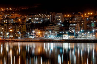 Ushuaia Körfezi manzaralı bir gece şehri.