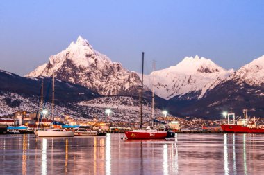 Ushuaia şehrinin gece ve körfez manzarası