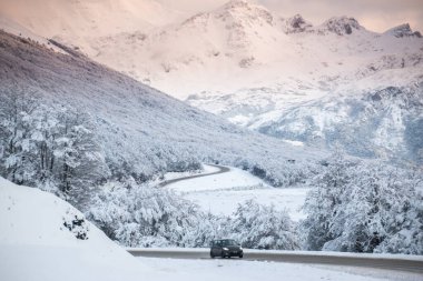 Ushuaia 'daki karlı vadilere giden yol