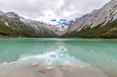 Ushuaia 'daki Esmeralda Gölünde yaz yürüyüşü