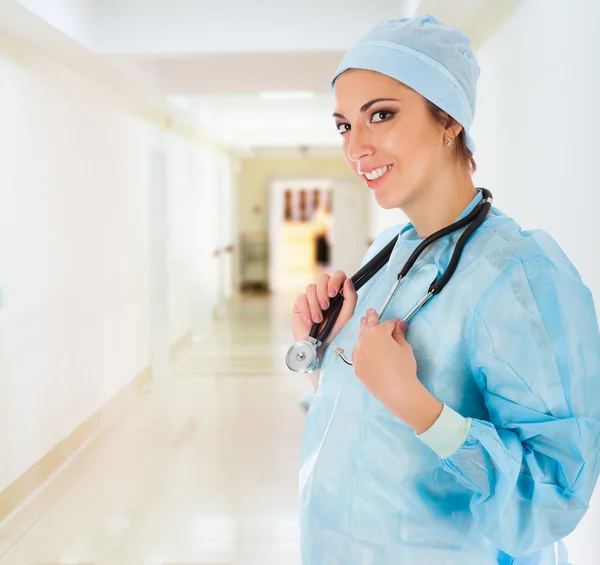 Médico feminino com estetoscópio — Fotografia de Stock