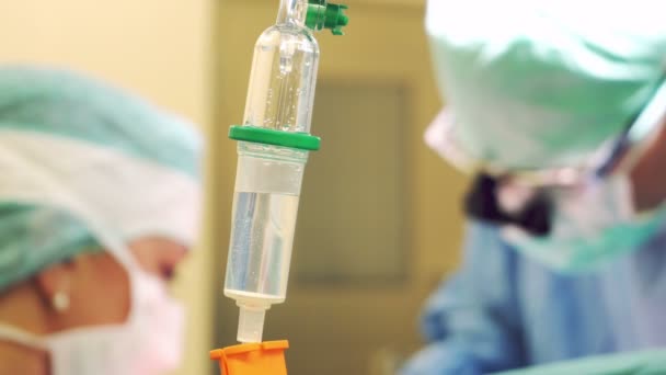 Drip in sala operatoria con chirurgo e infermiere — Video Stock