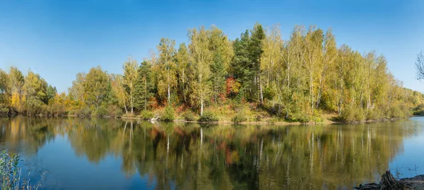 Staw w lesie jesienią. — Zdjęcie stockowe