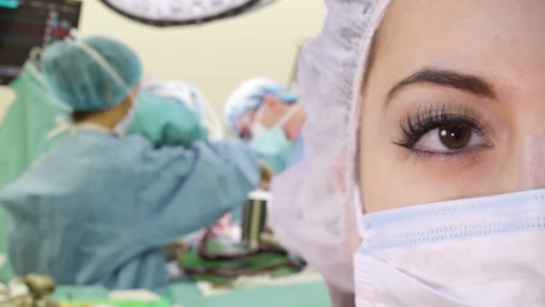 Vrouwelijke chirurg met masker — Stockvideo