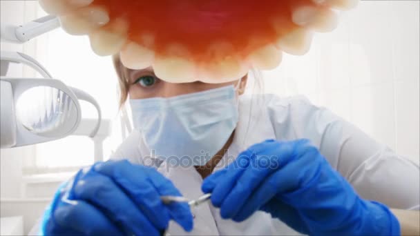 Жіночий стоматолог перевіряє зуби пацієнта . — стокове відео