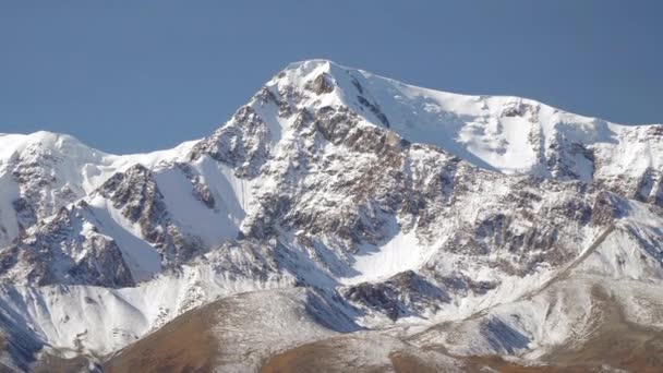 Κορυφή του βουνού στο χιόνι — Αρχείο Βίντεο
