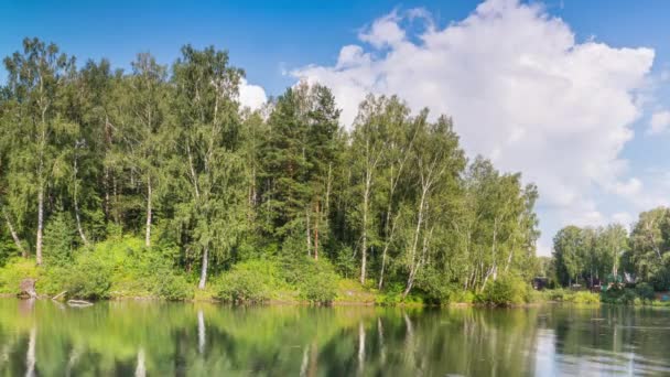 Seenlandschaft mit fliegenden Wolken — Stockvideo