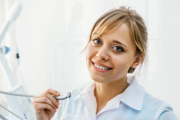 Mujer dentista con taladro dental — Foto de Stock