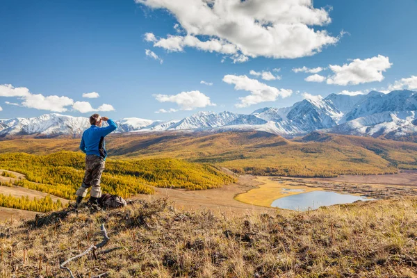 Homem olhando para as montanhas e lago — Fotografia de Stock