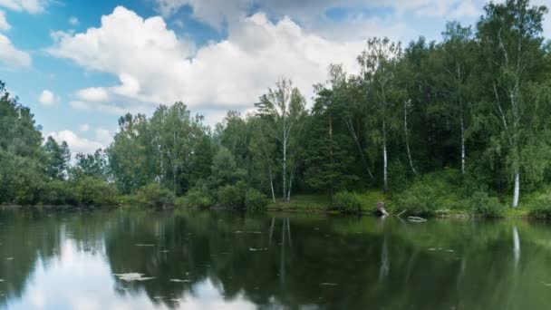 paysage lacustre avec nuages volants 
