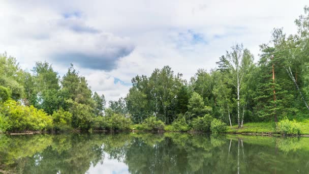 Paesaggio lacustre con nuvole volanti — Video Stock