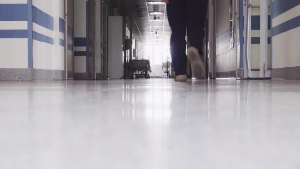 Doktor klinik koridor az — Stok video