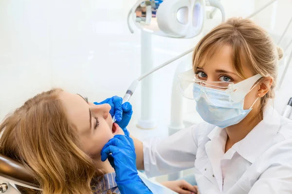 Žena zubař pracuje s pacientka — Stock fotografie