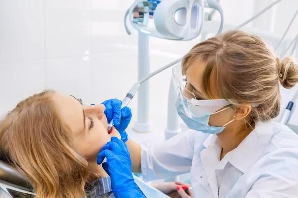 Zahnärztin arbeitet mit Patientin — Stockfoto