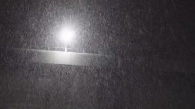 Geceleri kar yağıyor.