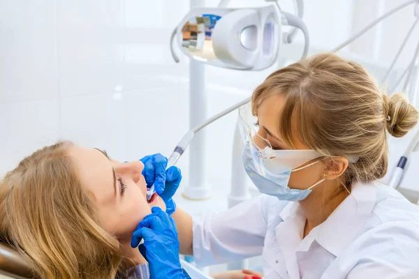 Dentiste travaillant avec une patiente — Photo