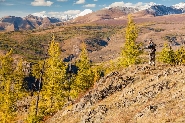 Fotógrafo tirar fotos em montanhas — Fotografia de Stock