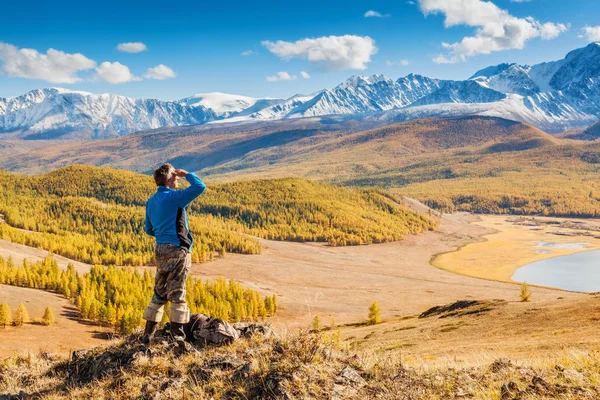 Homem Nas Montanhas Olhando Para Lago Altai Sibéria — Fotografia de Stock