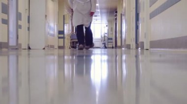 Hastanedeki Uzun Koridorda Yürüyen Erkek Doktor