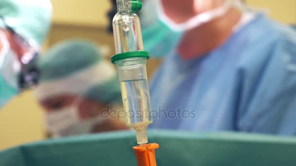 Goteo intravenoso en el quirófano — Vídeo de stock