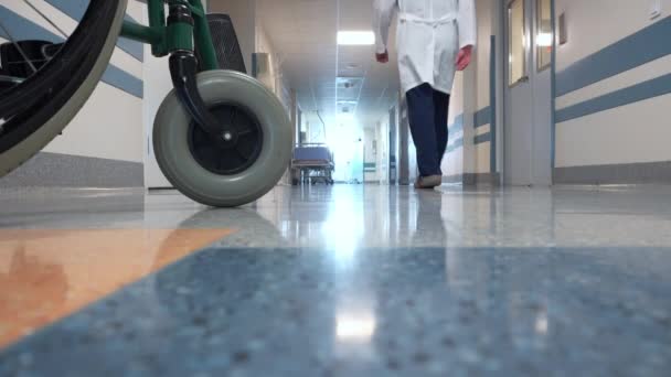 病院の長い廊下を歩く男性医師 — ストック動画