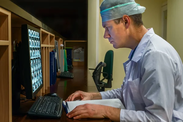 Doctor Mirando Monitor Con Tomografía Guardia Nocturna — Foto de Stock