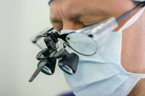 Cirurgião Que Usa Lupas Binoculares Sala Cirurgia — Fotografia de Stock