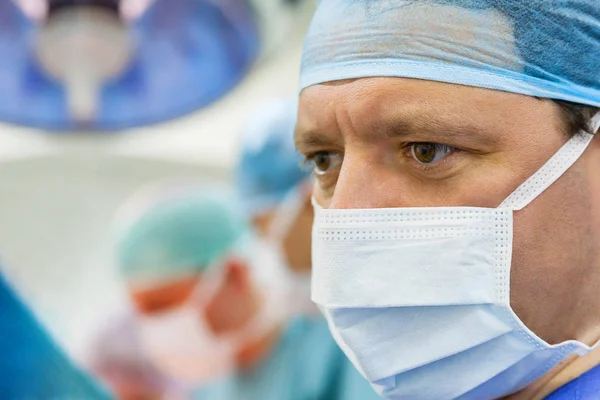 Attento sguardo del chirurgo di lavoro — Foto Stock