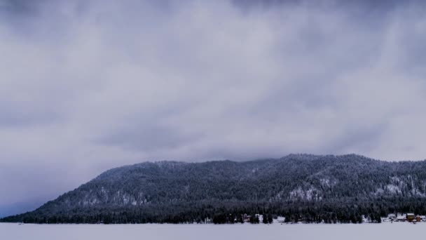 雾中的冰冻山湖 — 图库视频影像